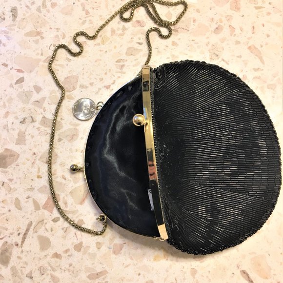 Bugle bead clamshell-shaped purse w/ kiss closure - Picture 3 of 5